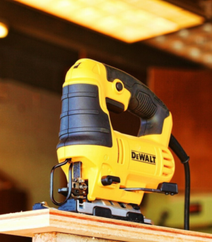 Dewalt Σέγα Ρεύματος 650W DWE349 - Image 2